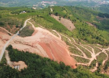 Một bãi thải của Nhà máy Điện gió Hải Anh tiềm ẩn nguy cơ sạt lở