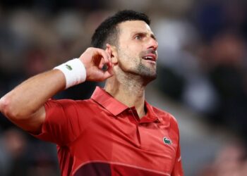 Thắng lúc 3 giờ sáng, Djokovic cân bằng kỷ lục của Federer- Ảnh 1.