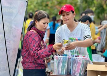 Người lao động làm việc theo giờ chịu nhiều thiệt thòi do không có khoản nào khác ngoài tiền công Ảnh: NGỌC ANH