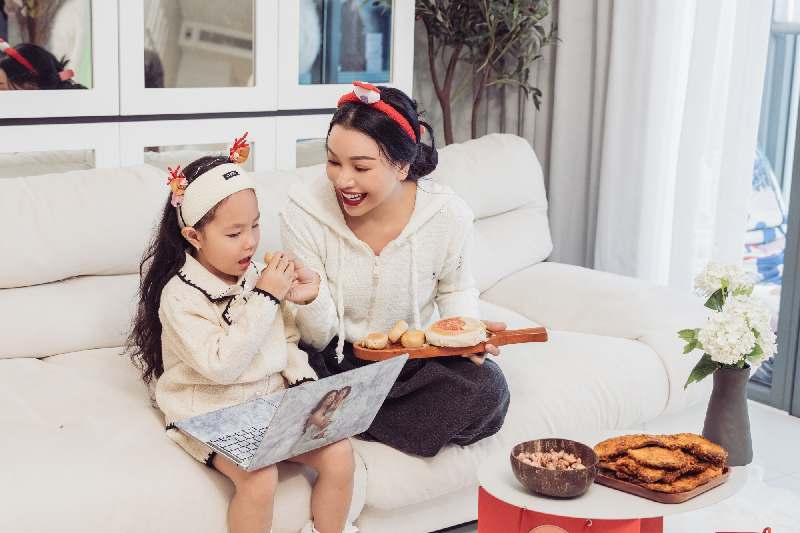 “Hội bỉm sữa” đồng loạt chia sẻ câu chuyện tuyển người giúp việc của Trà Ngọc Hằng