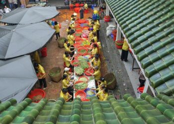 Dùng 9 loại hoa thơm để tắm Bà Chúa xứ Núi Sam- Ảnh 1.