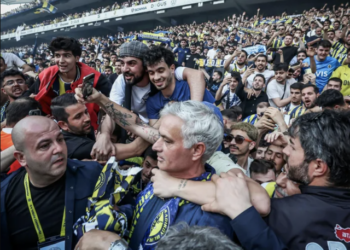 HLV Mourinho tạo cơn sốt trong ngày ra mắt "đại gia" Thổ Nhĩ Kỳ- Ảnh 1.