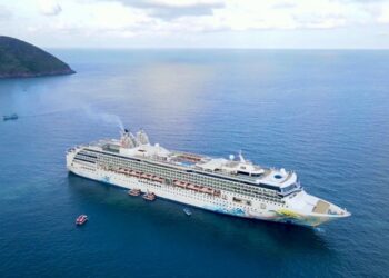 Cận cảnh siêu tàu biển đưa hơn 2.200 khách quốc tế đến Côn Đảo và TP HCM- Ảnh 1.