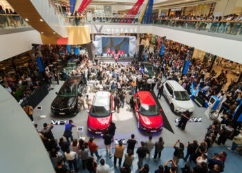 Đông đảo khách tham quan tại sự kiện ra mắt thương hiệu VinFast ở Philippines Ảnh: ĐỨC HOÀNG