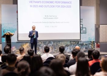 Tiến sĩ Cấn Văn Lực trình bày Báo cáo về tình hình kinh tế vĩ mô năm 2023 và xu hướng 2024-2025