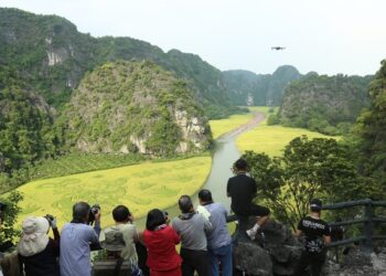 Vạn người tới Ninh Bình ngắm bức tranh "mục đồng thổi sáo" khổng lồ- Ảnh 1.