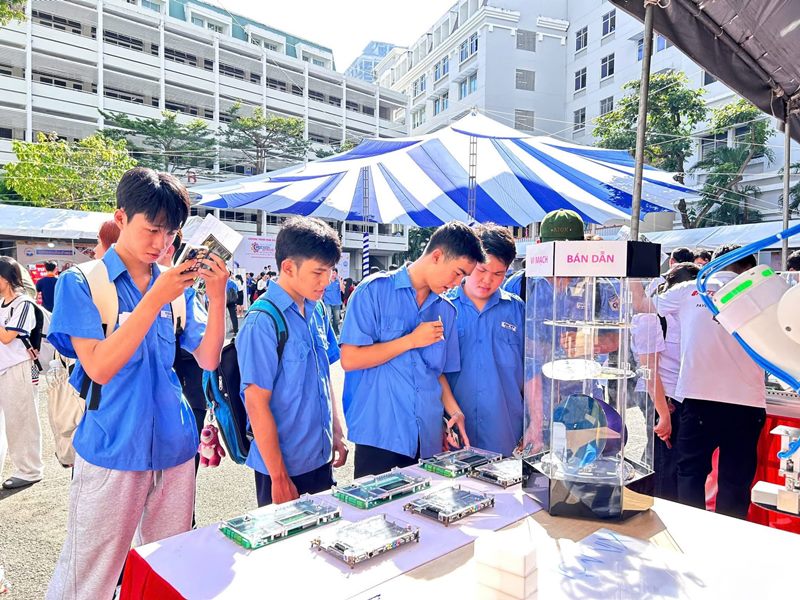 Hơn 2.000 học sinh, sinh viên trải nghiệm ấn tượng tại ngày hội kỹ năng nghề.